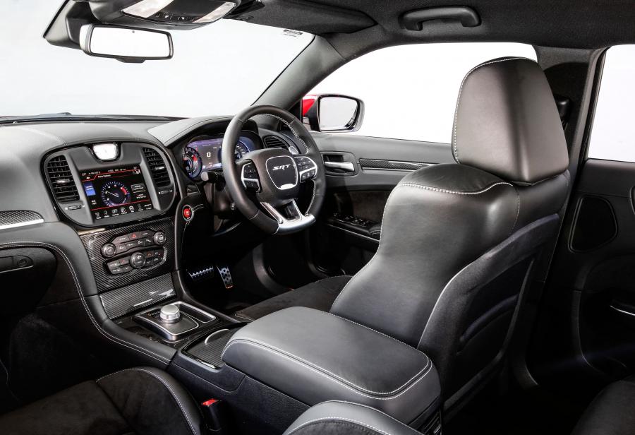 Интерьер Chrysler 300 SRT (LX2) 2015 года  (AU) (фото 5 из 31)